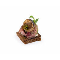 4781. Duck breast canape with smoked balsamico onions