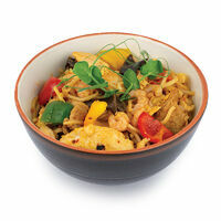 Смешаная лапша Хакка с курицей, свининой, креветками и грибами в соусе Шамбала